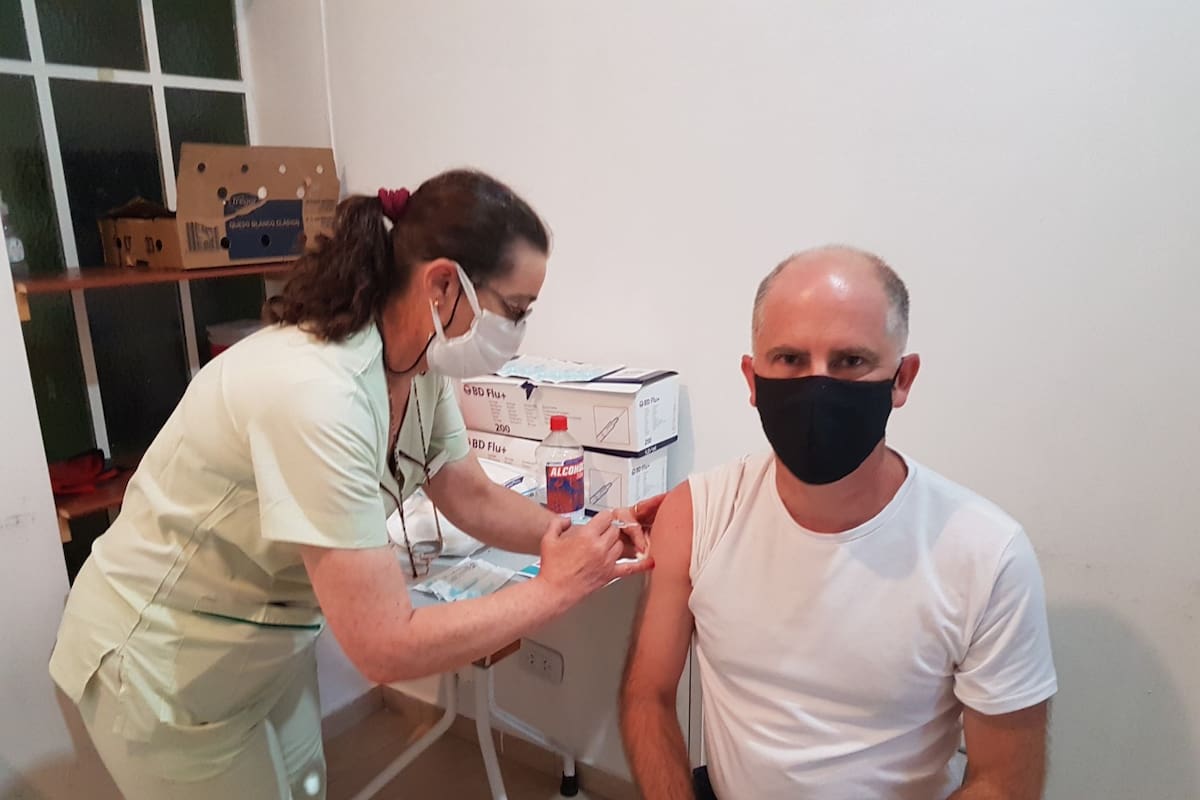 Lisandro Matzkin, intendente de Coronel Pringles, uno de los primeros en vacunarse.