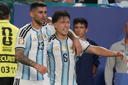 Lisandro y Cuti festejan ante Cabo Verde: el entrerriano marcó el 2-1 parcial y el cordobés, el 3-2 definitivo