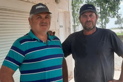 Lisandro y Hernán Taricco en su tambo en Pascanas luego del terrible tornado que les volteó su galpón de sus vacas lecheras