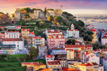 Lisboa es la capital costera y montañosa de Portugal. Desde el castillo de San Jorge, la vista abarca los edificios de colores en la ciudad antigua.