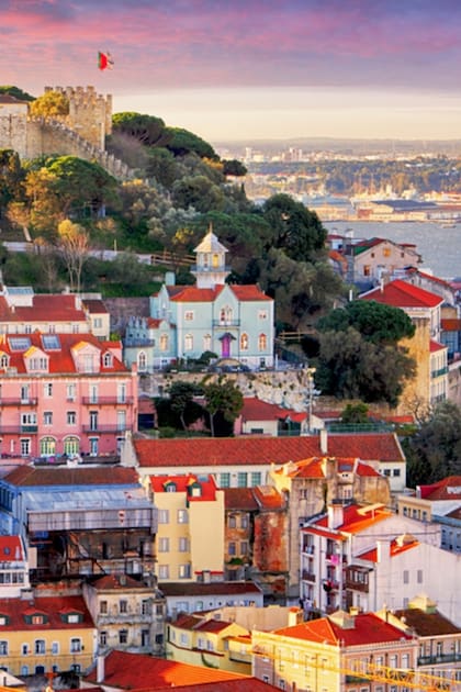Lisboa es la capital costera y montañosa de Portugal. Desde el castillo de San Jorge, la vista abarca los edificios de colores en la ciudad antigua.