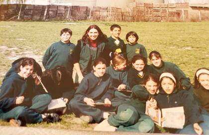 Lisi, con sus alumnos de la escuela