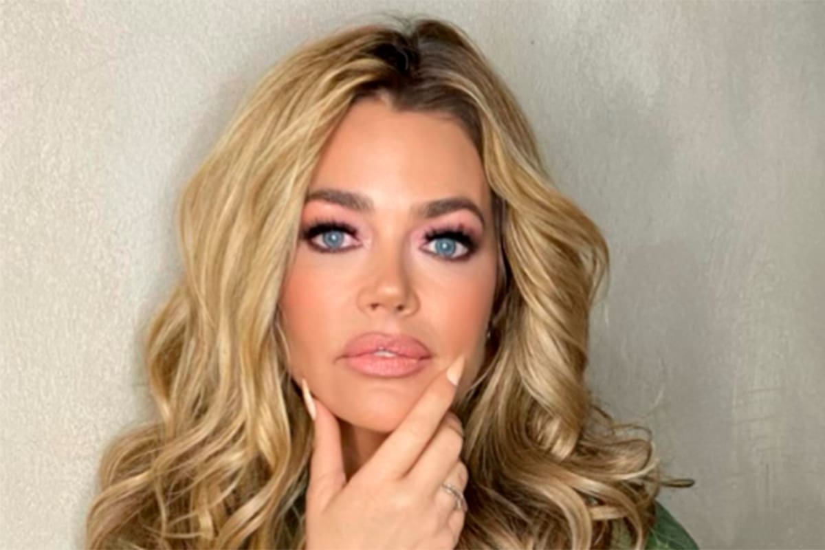 “Lista negra”. Denise Richards reveló que fue acosada sexualmente y presionada para guardar silencio