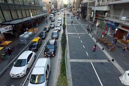 Un cantero divide la parte peatonal de la del tránsito vehicular