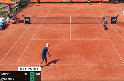 Listo para sacar en un set point, el austríaco Kopp se ve sorprendido por un canchero distrído