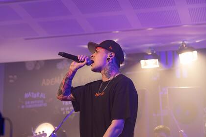 Lit Killah sorprendió con un show en vivo a los clientes de una Full.