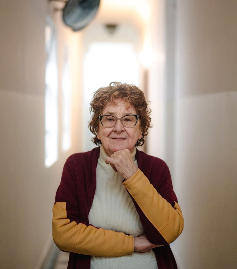 Lita Stantic, una leyenda del cine argentino con casi 60 años de experiencia, posa en un rincón de su productora, Retratos