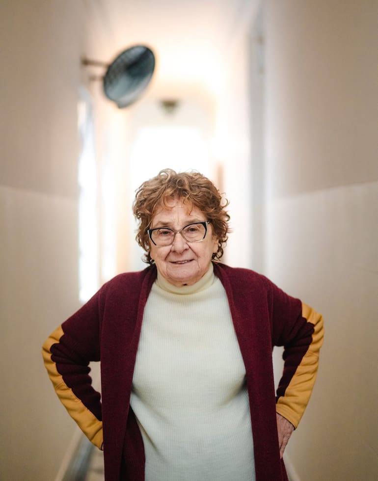 Lita Stantic, una leyenda del cine argentino con casi 60 años de experiencia, posa en un rincón de su productora, Retratos