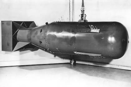 "Little Boy" fue la primera bomba atómica usada en combate. De tipo de uranio, medía 3 metros de largo, pesaba cerca de 4000 kilos. Fue lanzada el 6 de agosto de 1945 sobre Hiroshima desde el bombardero Enola Gay, a más de 9000 metros de altura. La detonación arrasó la ciudad y causó decenas de miles de muertes en segundos.