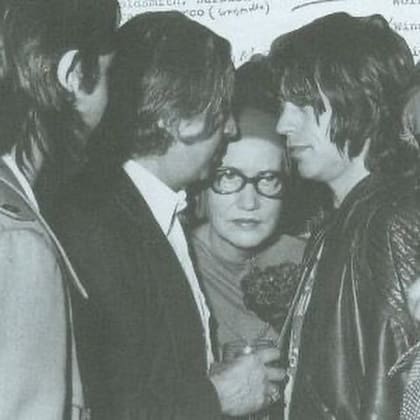 "Little Edie" siempre soñó con convertirse en artista. En la foto, junto a los Rolling Stones, protagonistas de un documental previo de los hermanos Maysles