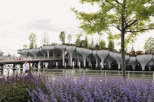 Little Island, el nuevo parque público de Nueva York, ocupa cerca de una hectárea y ya está abierto al público.