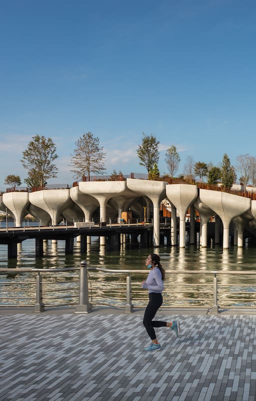 Little Island es un ecosistema vivo y lleno de rincones, colinas y miradores inesperados. Un entorno hecho para sorprender