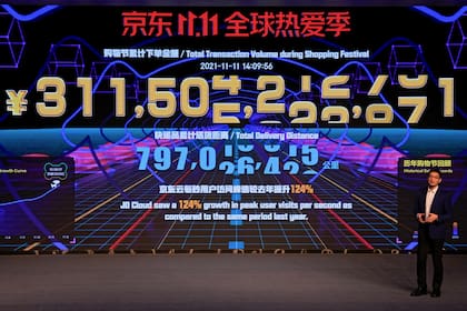 Liu Hui, director de datos del JD Big Data Research Institute, habla frente a una pantalla que muestra las ventas en vivo de la plataforma JD.com durante el día de compras más importante de China, conocido como el Día de los Solteros, el jueves 11 de noviembre de 2021, en la sede de la compañía en Beijing. (AP Foto/Andy Wong)