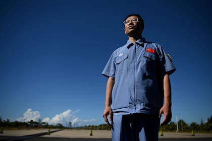 Liu Tongjie, vocero de la misión de exploración de Marte de China, habla durante una conferencia de prensa antes del lanzamiento de un cohete Long March-5