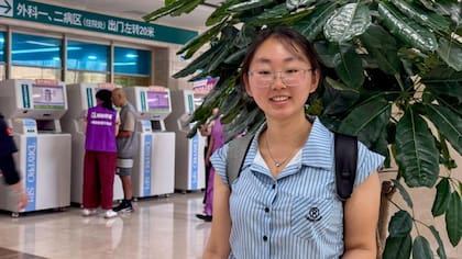 Liu Yanyan, una acompañante médica de 23 años, ayuda a sus clientes a desenvolverse en los complejos hospitales de la ciudad