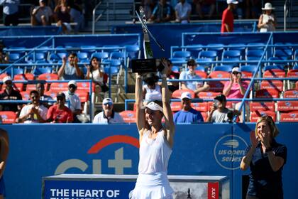 Liudmila Samsonova alza el trofeo al ganar el Abierto de Washington, el domingo 7 de agosto de 2022. (AP Foto/Nick Wass)
