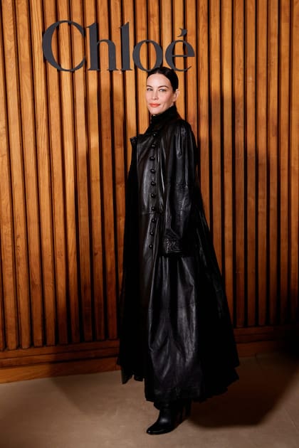 Liv Tyler tampoco quiso perderse este anticipo de Chloe. La actriz optó por un look total black que se destacó por un tapado de cuero hasta los pies