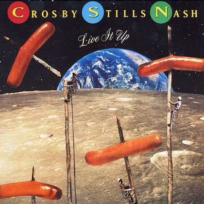 Live It Up (1990), de Crosby, Stills & Nash, un montaje de operarios en la luna que, en vez de chequear cableados, hacen lo propio con salchichas