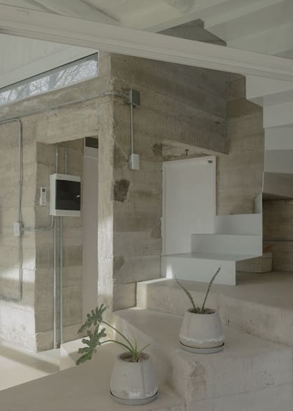 Como la casa se pensó también para alquilar, se hizo una losa sobre la escalera para sumar espacio de guardado. Ahí se pueden dejar las pertenencias más personales de la familia cuando hay huéspedes.