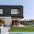 Una casa modelada por el flujo de la luz