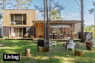 Dos reconocidos arquitectos ensayan una vida más pausada, entre el bosque y el mar