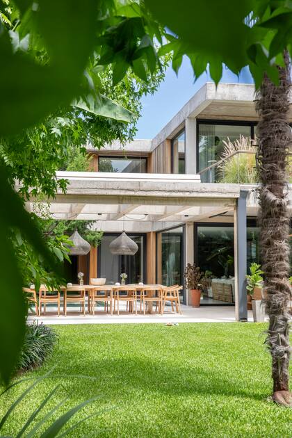 En Acassuso: jardín selvático, ventanales y espejos de agua en una casa diseñada para ser inolvidable