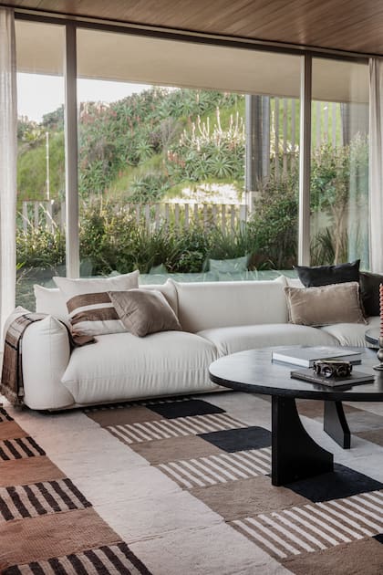 Sillón (Mad for Modern). Alfombra diseñada por el Estudio especialmente para este espacio, realizada por Taller Troccoli. Mesas de centro (Victoria Brown Bureau).