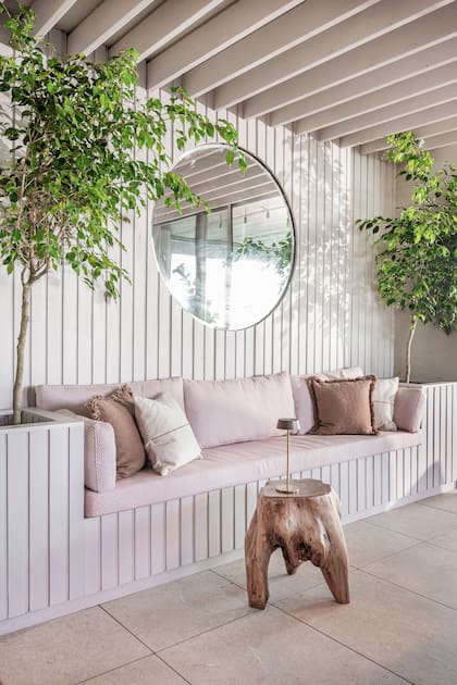 Sillón realizado en obra con el mismo revestimiento que el muro. Almohadones y colchoneta a medida (Balcony Outdoor).