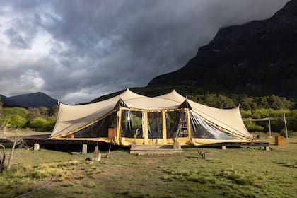 Livings, fogonero y vistas al agua: el lounge funciona como punto de encuentro en medio del valle del río Manso.