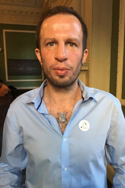 Liviu Babitz con su brújula en el pecho
