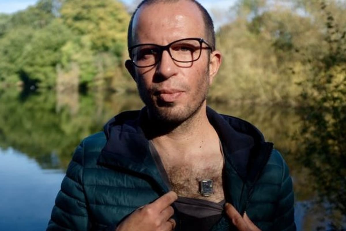 Liviu Babitz tiene una brújula en el pecho