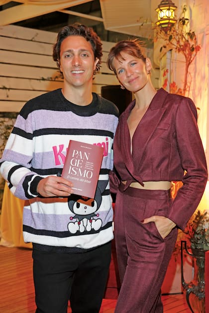 Liz con Máximo, quien posa con su libro Pangeísmo. Lo que se obtenga de las ventas se destinará a la Red de Escuelas para el Desarrollo Sostenible (REDES), que es una iniciativa impulsada por Eco House Global y está acompañada por la Cátedra Unesco de Educación para la Sostenibilidad y la Ciudadanía Global de la Universidad de San Andrés junto con otras organizaciones