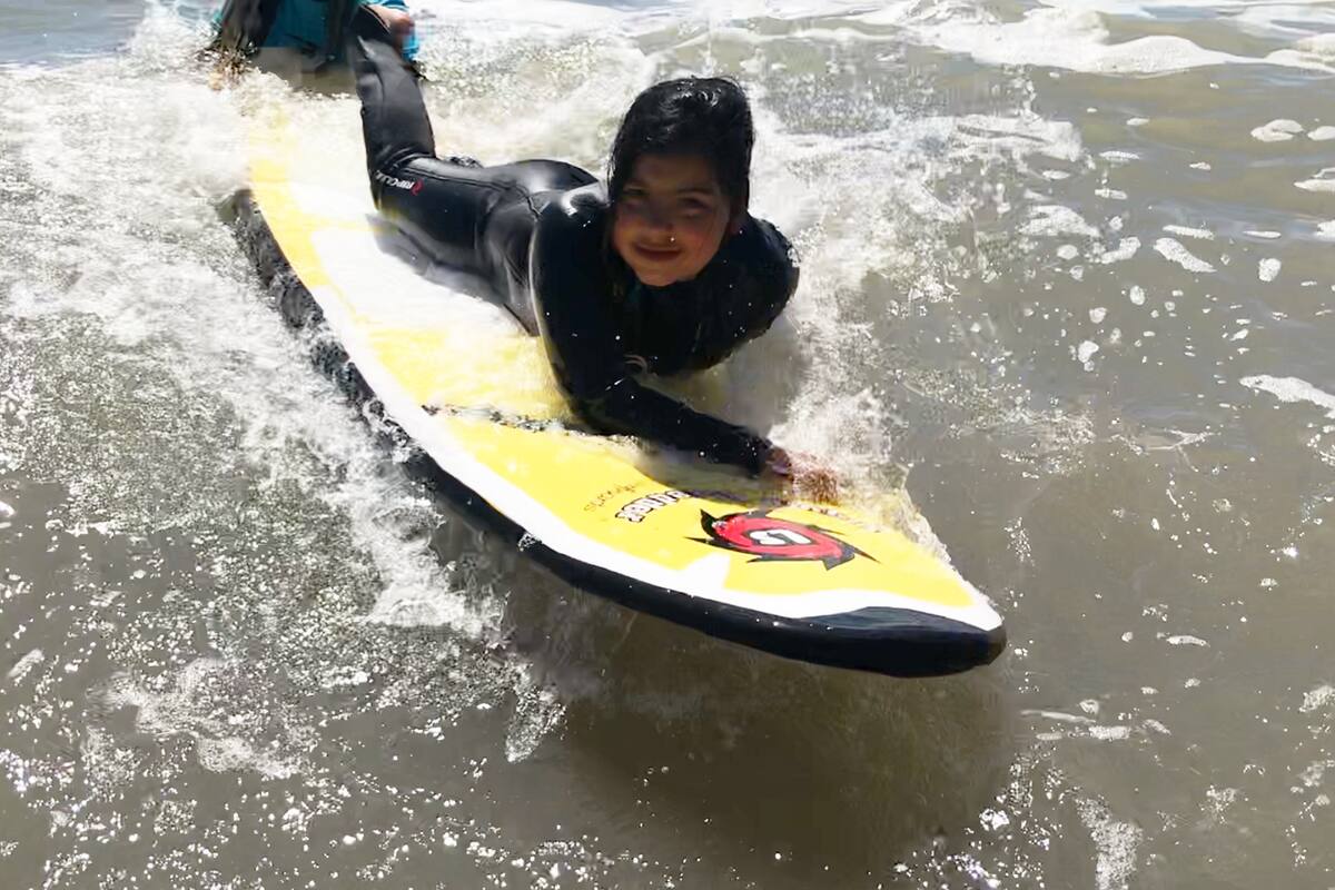 Liz, de 7 años, aprendió a surfear el año pasado cuando viajaron junto a Amigos en Movimiento a Mar del Plata. Este año, regresará al mar en noviembre.