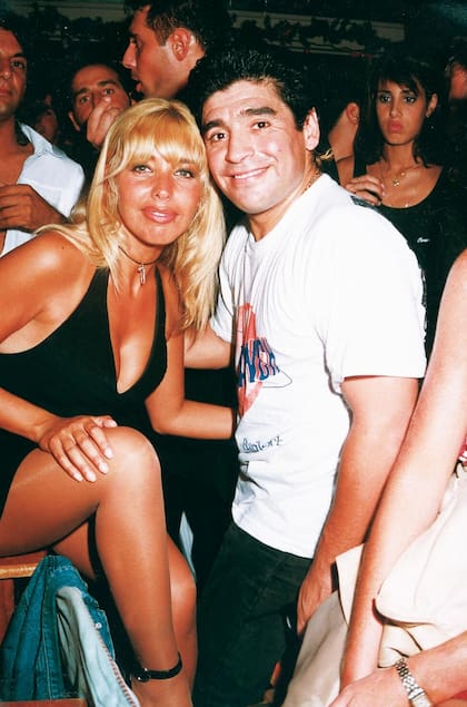 Liz Fassi Lavalle y Diego Maradona, con la camiseta de Ski Ranch.