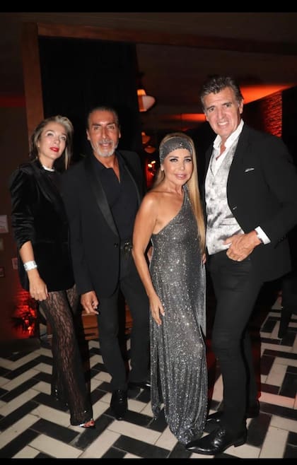 Liz junto a Natasha Simmen, César Juricich y el abogado Alejandro Escoda. Fotos de Jorge Amado