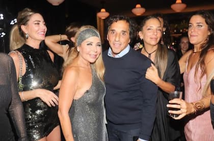Liz, sus hermanos Marcelo y Romina, y sus hijos, Máximo y María Victoria, a puro festejo para celebrar la vida; de negro, María Josefina Badia, ex de Martín Menem Fotos de Jorge Amado