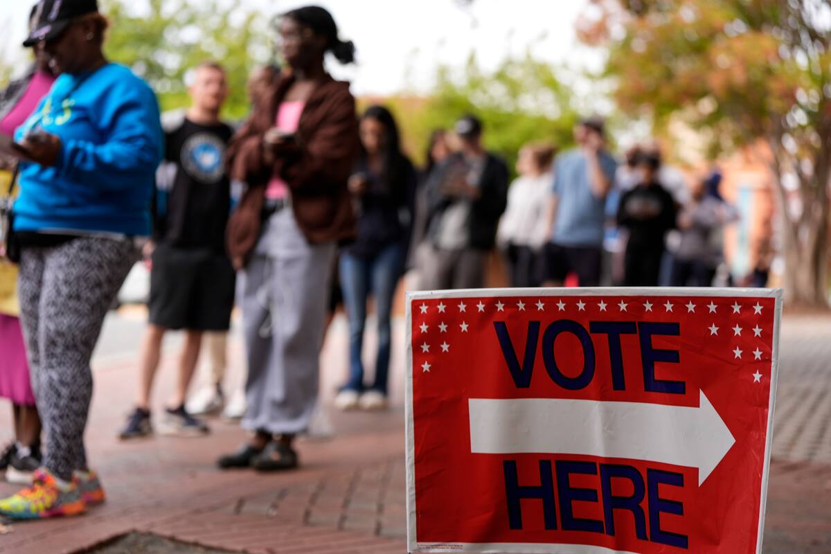 Liza Fortt, de 74 años, en el centro, espera en la cola para depositar su voto para la candidata presidencial demócrata Kamala Harris en su centro de votación en Scranton High School en Scranton, Pensilvania, el día de las elecciones, el martes 5 de noviembre de 2024. (AP Foto/Matt Rourke)