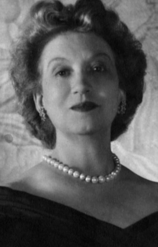 lizabeth Arden construyó un imperio de la belleza a partir de un pequeño salón en la Quinta Avenida; murió el 18 de octubre de 1966