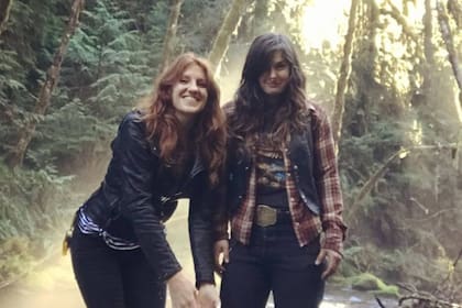 Lizabeth con una amiga, en Oregon