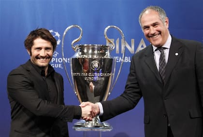 Lizarazu (con Zubizarreta), durante una ceremonia de Champions League; el exlateral campeón mundial con Francia en 1998 también había cuestionado a Messi