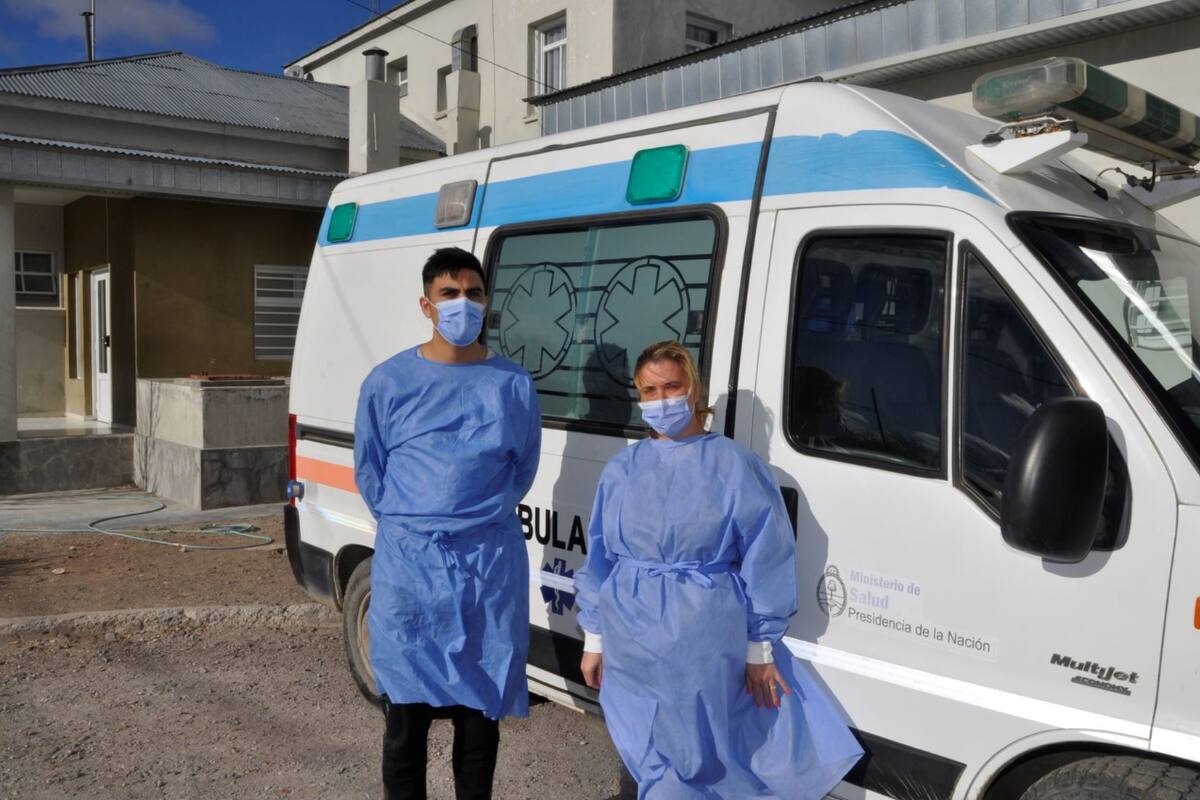 Lizardo Antuan e Ivana Giménez, en el hospital de Ingeniero Jacobacci