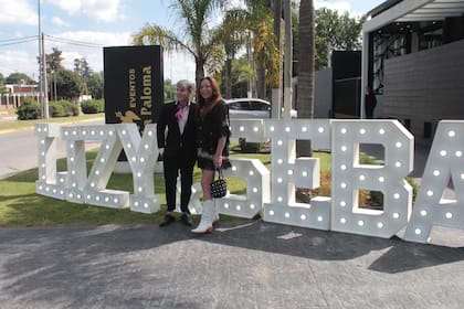 Lizy Tagliani celebró con una gran fiesta su primer aniversario de casada. La conductora unió su destino el 24 de marzo pasado al de Sebastián Nabot, y ayer no dudó en brindar por su amor junto a su familia y sus amigos