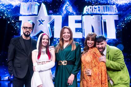 Lizy Tagliani, conductora de Got Talent Argentina, junto al jurado integrado por Abel Pintos, La Joaqui, Flor Peña y Emir Abdul
