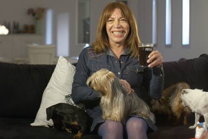 Lizy Tagliani, en su casa, con el fernet en la mano mientras se preparaba para grabar su historia