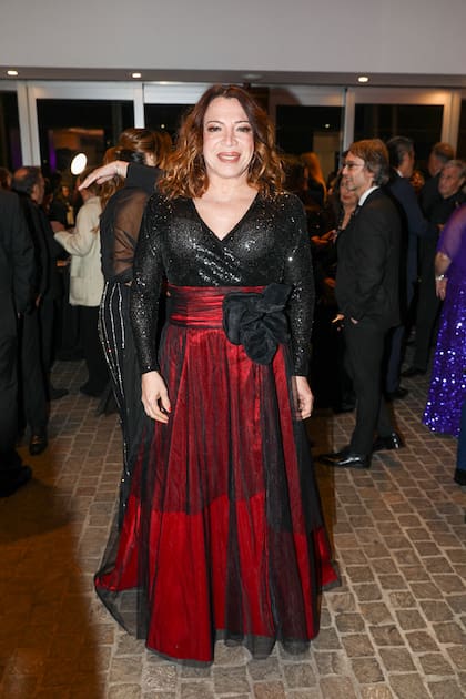 Lizy Tagliani, nominada en el rubro labor conducción femenina por Arriba bebé, eligió un look de gala: un top negro de lentejuelas que llevó con una gran falda roja y un gran moño en la cintura