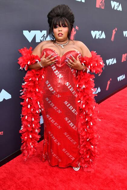 Lizzo con el rótulo "siren" en un diseño Moschino