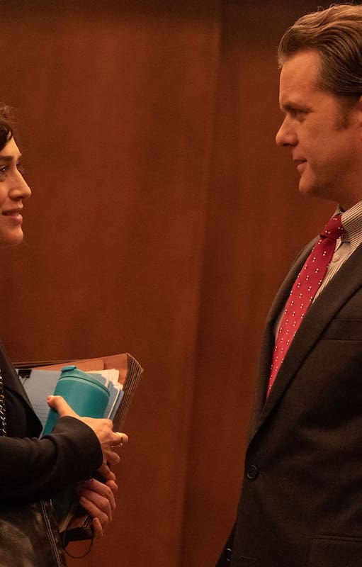 Lizzy Caplan y Joshua Jackson en Atracción fatal (Paramount+).