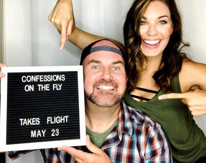 LJ Salerno, la autora del podcast Confessions On The Fly, junto a su pareja