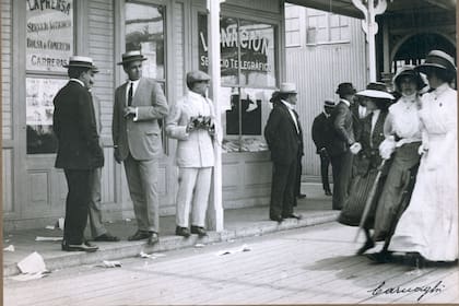 Alberto Girondo, Ricardo Aldao (h) y Emilio Mitre en la rambla original de madera de 1903, en la entrada del local de La Nación.
