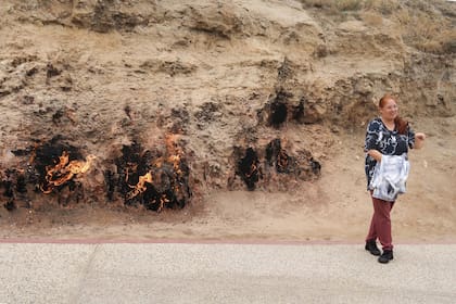Llamas brotan de una ladera en Yanardag por emanaciones de gases que emergen del subsuelo